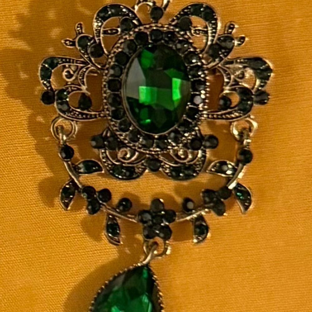 Aratta Green and Black Brooch